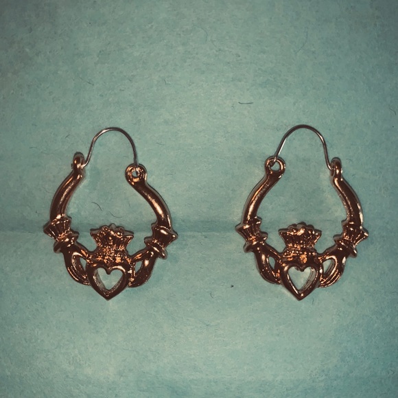 💕Vintage Gold Claddagh Hollow Hoop Earrings 💕 - Picture 3 of 4